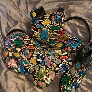 Hat, belt bag, peep toe booties